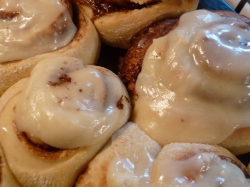 breakfast ideas to take to new moms - homemade cinnamon rolls