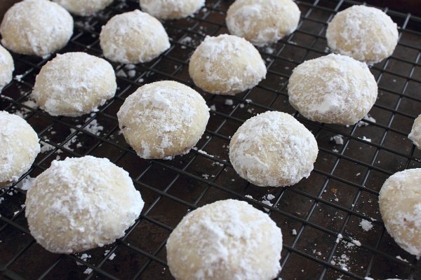 mexican wedding cakes with powdered sugar