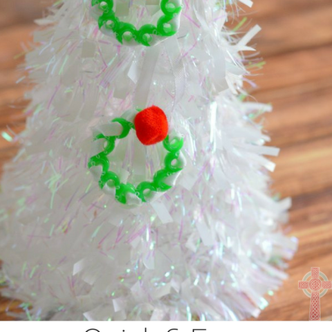 Ready to fight cabin fever? This Christmas Wreath Craft for Kids is quick and easy - but lots of fun. Perfect for decorating your tree or using as a pretty gift tag.