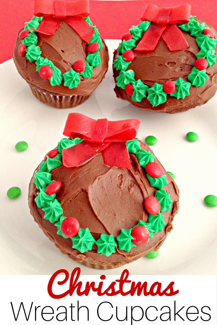 Need a Christmas dessert for a party? These Christmas Wreath Cupcakes are easy and delicious! 
