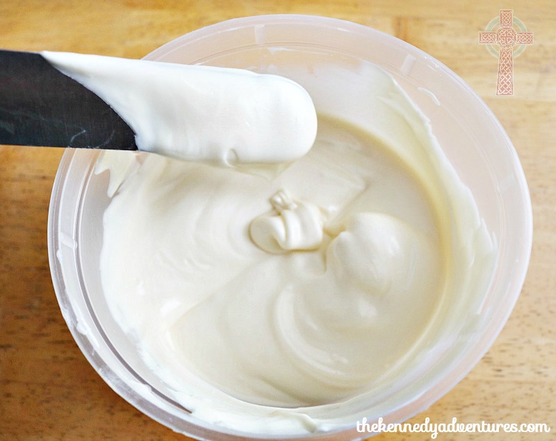 Making Halloween Candy Bark - a super simple recipe for your next Halloween Party!