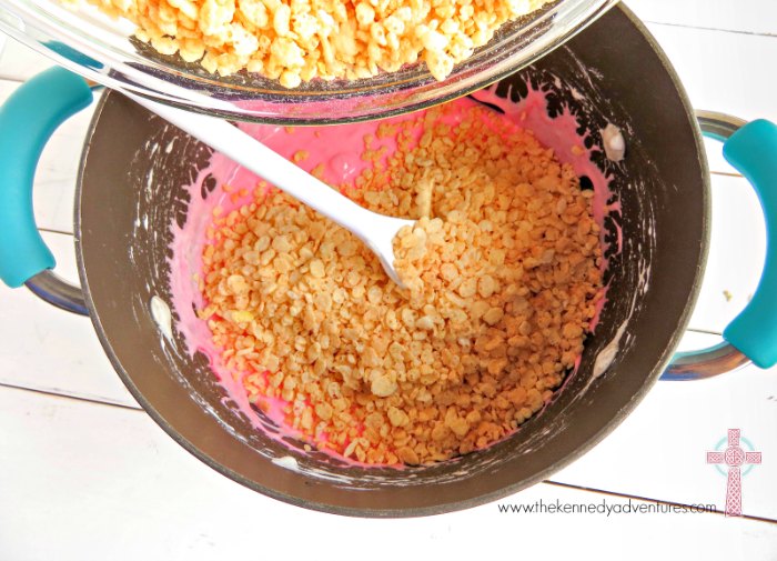 Mixing up a treat for Valentine's Day parties? These Valentine's Day Rice Krispie treats are delicious and super easy. 