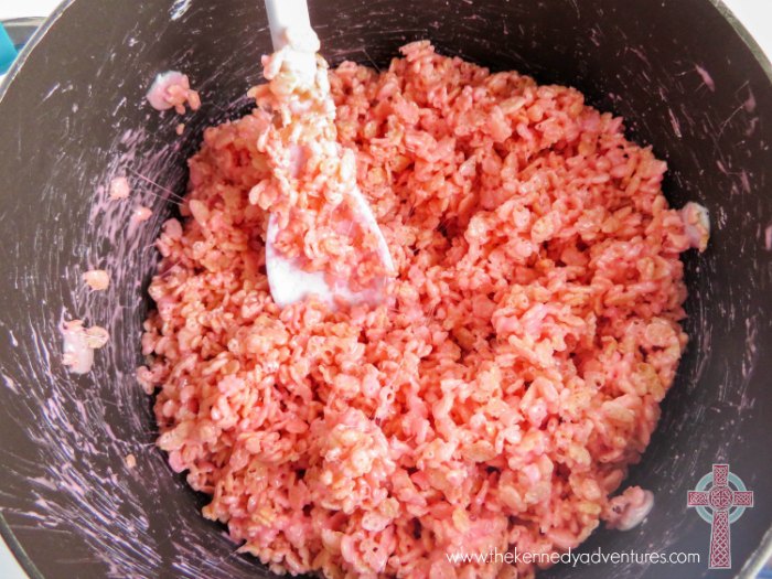 Mixing up a treat for Valentine's Day parties? These Valentine's Day Rice Krispie treats are delicious and super easy. 