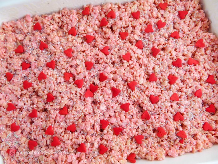 Mixing up a treat for Valentine's Day parties? These Valentine's Day Rice Krispie treats are delicious and super easy. 